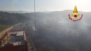 Incendi di macchia mediterranea in Calabria, numerosi interventi dei vigili del fuoco