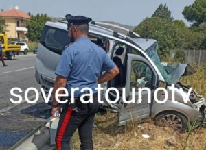 Violento scontro tra due auto sulla SS106 a Montepaone, tre feriti