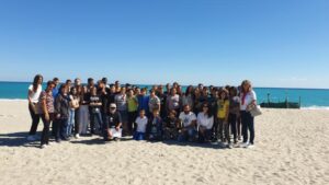 Lezione di ecologia sulla spiaggia di Santa Caterina dello Jonio