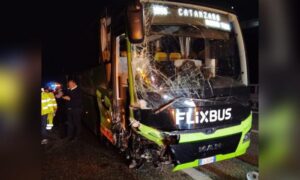 Autobus diretto a Catanzaro rischia di precipitare nel vuoto, tragedia sfiorata per 47 passeggeri