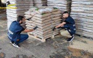 Sequestrate oltre 75 tonnellate di pellet contraffatto, due indagati