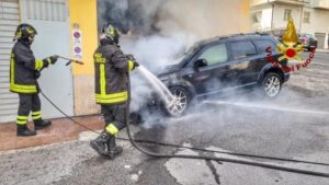Incendio di un’autovettura, intervento dei vigili del fuoco
