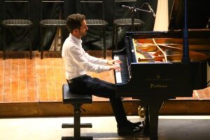 Soverato – Il pianista Davide Cerullo con la Filarmonica della Calabria per i 50 anni del Liceo Scientifico