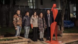 Inaugurata a Catanzaro la “Donna Rossa”, una nuova suggestiva opera dell’artista Nuccio Loreti