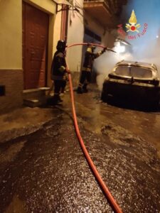 Auto in fiamme nel centro storico di Vallefiorita, causa del rogo ipotesi dolosa