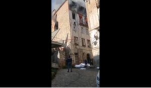[VIDEO] Miracolo a Cosenza: si lancia dalla finestra dell’appartamento in fiamme e si salva grazie ai materassi dei vicini