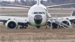 Terrore durante l’atterraggio in Canada: aereo fuori pista, salvi i passeggeri