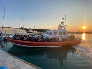 Nuovo sbarco di migranti in Calabria, in 650 a bordo di un peschereccio