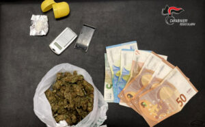 Beccato con 70 grammi di stupefacente e 300 banconote, 30enne arrestato