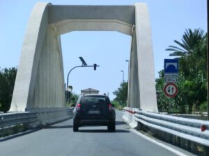 Cittadini indignati a Badolato: “Attenzione! Ci può scappare il morto sul ponte Vodà della 106”