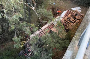 Tir carico di cemento precipita da un viadotto in Basilicata, muore un 49enne calabrese