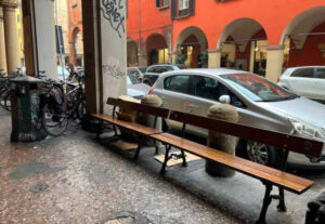 Senzatetto calabrese trovato morto su una panchina a Bologna