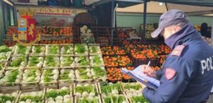 Munizioni fra i banchi della verdura, venditore ortofrutticolo denunciato