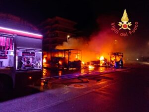 Tre autobus in fiamme nella notte, ipotesi del rogo dolosa
