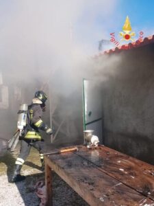 Locale adibito a cucina rustica in fiamme