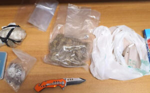 Marijuana, hashish e un coltello nello zainetto, 30enne arrestato