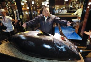 Un tonno venduto alla prima asta a Tokyo per 255mila euro, più costoso di una Ferrari