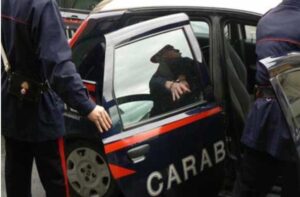 Aggredisce la figlia 20enne e i carabinieri nel catanzarese, 50enne ai domiciliari