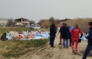 Naufragio di migranti in Calabria, recuperati oltre 40 corpi. Un neonato tra le vittime