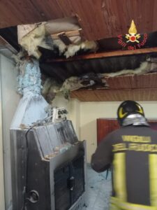 Canna fumaria in fiamme in un’abitazione a Cenadi