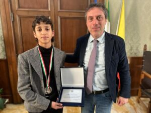 Il sindaco di Catanzaro, Nicola Fiorita, ha incontrato e premiato Amina Mohamoud Jama