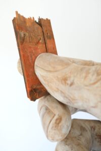 Antonio Tropiano dona la sua scultura “Symbolon” alla comunità di Cutro
