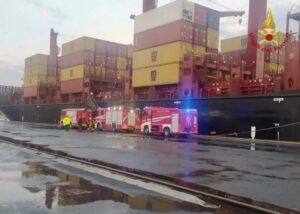 Incendio in una motonave portacontainer al porto di Gioia Tauro, indagini sulle cause del rogo