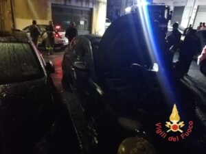 Auto in fiamme nella notte a Catanzaro, indagini sulle cause del rogo