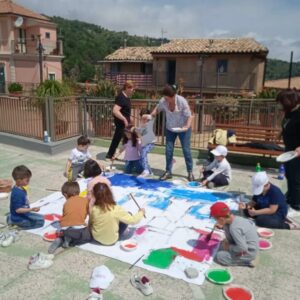 Colorate incursioni di “SpopArt” coi bambini delle scuole dell’infanzia di Soverato in visita nel centro storico di Badolato