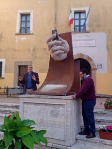 Inaugurata a Cutro la scultura di Antonio Tropiano “Symbolon”