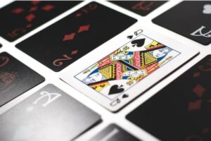 Le differenze fra il blackjack virtuale e il gioco di carte tradizionale