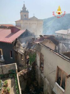 Tre abitazioni adiacenti distrutte dalle fiamme, indagini sulle cause del rogo
