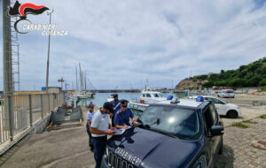 Controlli dei carabinieri sui litorali, albergo sequestrato e 3 attività commerciali chiuse
