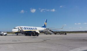 Volo Ryanair Torino-Lamezia Terme in ritardo di oltre 4 ore, 250 euro ai passeggeri