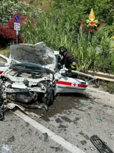 Auto della Croce Rossa impatta contro un mezzo pesante, cinque persone in gravi condizioni