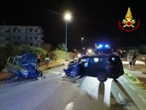 Violento scontro tra due auto nella notte, tre feriti