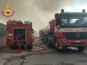 Incendio in una discarica, quattro squadre dei vigili del fuoco al lavoro