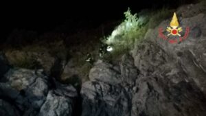 Uomo di 40 anni bloccato nella scogliera di Caminia, soccorso dai vigili del fuoco