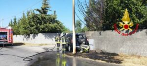 Auto sbatte contro un muro e prende fuoco, in salvo 4 passeggeri