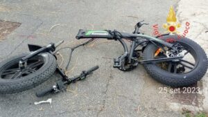 Incidente tra uno scooter ed una bicicletta elettrica, tre feriti