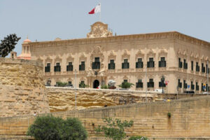 Ragazzo calabrese danneggia sede governo di Malta per un selfie, multato