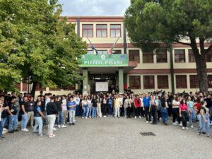 Gli studenti dell’IIS Pizzini-Pisani di Paola (CS) difendono la loro appartenenza al Liceo Economico Sociale