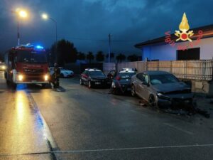 Auto impatta contro pattuglie dei carabinieri, 3 militari feriti. 2 in modo grave