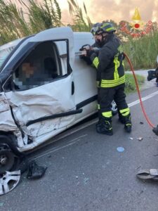 Incidente stradale con quattro veicoli coinvolti, un ferito