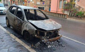 Incendiata nella notte l’auto di un giornalista calabrese, indagini