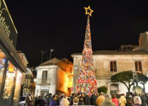 Girifalco: un albero di Natale all’uncinetto alto 16 metri