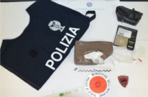 Un chilo di cocaina tra gli addobbi natalizi, due persone arrestate