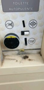 Soverato, vandalizzato il nuovo bagno pubblico autopulente