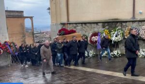 Incidente mortale sulla SS106, lutto cittadino a San Luca per l’ultimo saluto ai 4 giovani