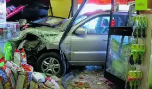 Auto sfonda la vetrina di un locale, tragedia sfiorata